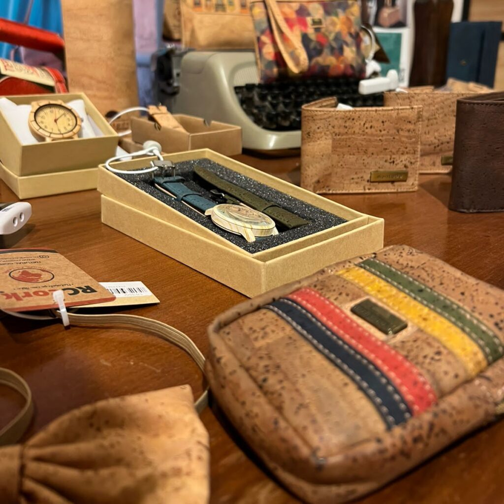 Tienda SINTRA Pueblo del Inglés Vitacura. SINTRA, Moda en corcho, Cuero de corcho, Moda sustentables, made in Portugal