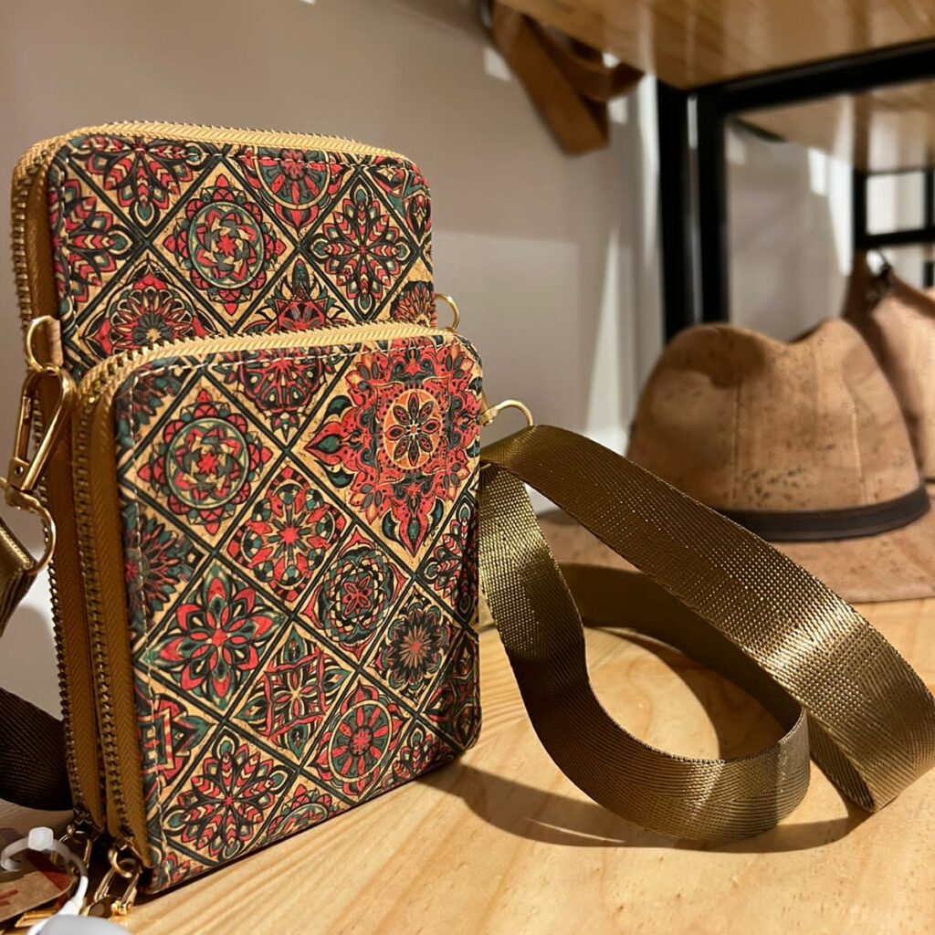 Tienda SINTRA Pueblo del Inglés Vitacura. SINTRA, Moda en corcho, Cuero de corcho, Moda sustentables, made in Portugal